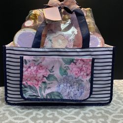 A Lilly Pulitzer Insulated Cooler Bag 11 Piece Bath Set, “Bloom Limited Edition” Read The Attached List Of Included Items 13.5”X 6.5 “ X 13”