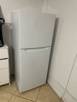 Compact refrigerator and microwave both INSIGNIA white