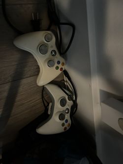 2 xbox 360 controllers