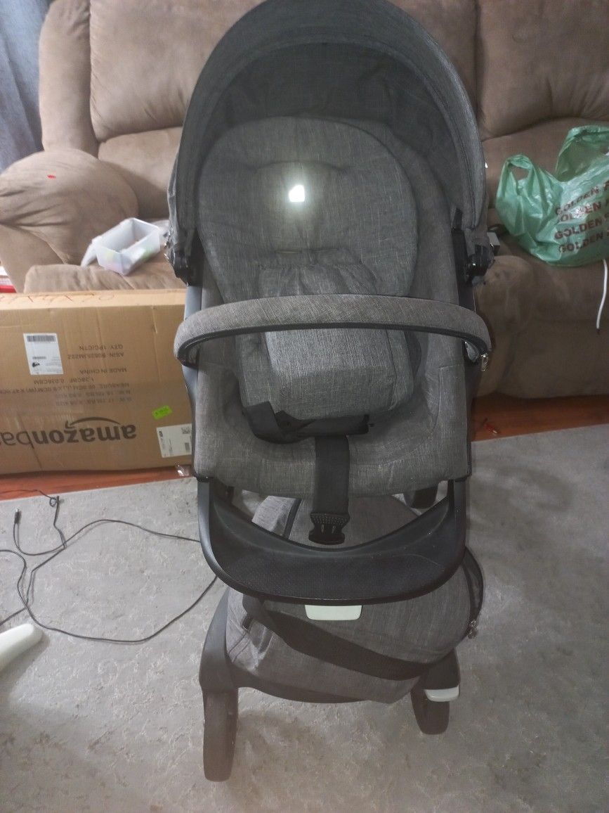 STOKEE STROLLER ALMOST BRAND NEW REGULAR PRICE $2000.00 NOW I AM SELLINV FOR $650.00