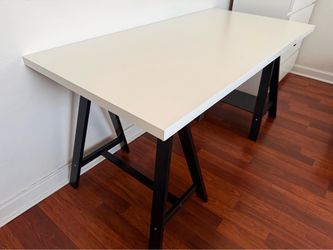 White Desk with Black Trestle Legs - Escritorio blanco