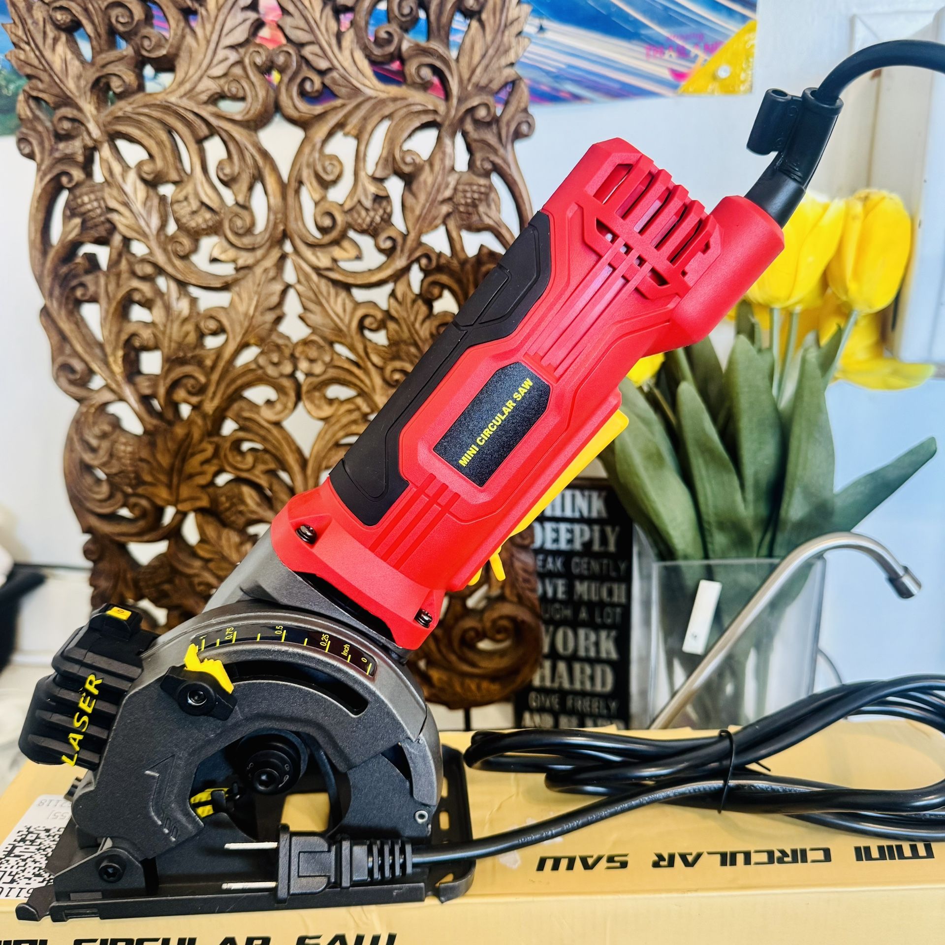 580W Mini Circular Saw Corded Electric Compact Circular Saw with Laser Guide Scale Ruler Vacuum