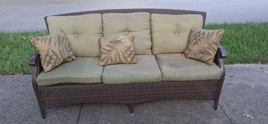 Beautiful 😍 Wicker outdoor furniture sofa strong rust free aluminum frame ( free cushions w/purchase) pool deck spa balcony patio lawn yard garden po
