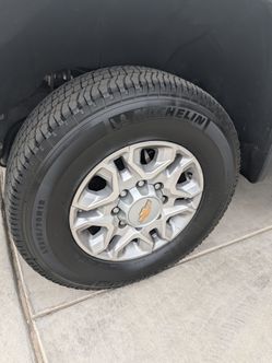 OEM 18" Chevy Silverado 2500/3500 Wheels & Michelin LT275/70R18 Tires
Set of 4 factory 18x8 alloy wheels (8x180 bolt pattern) mounted on Michelin LTX