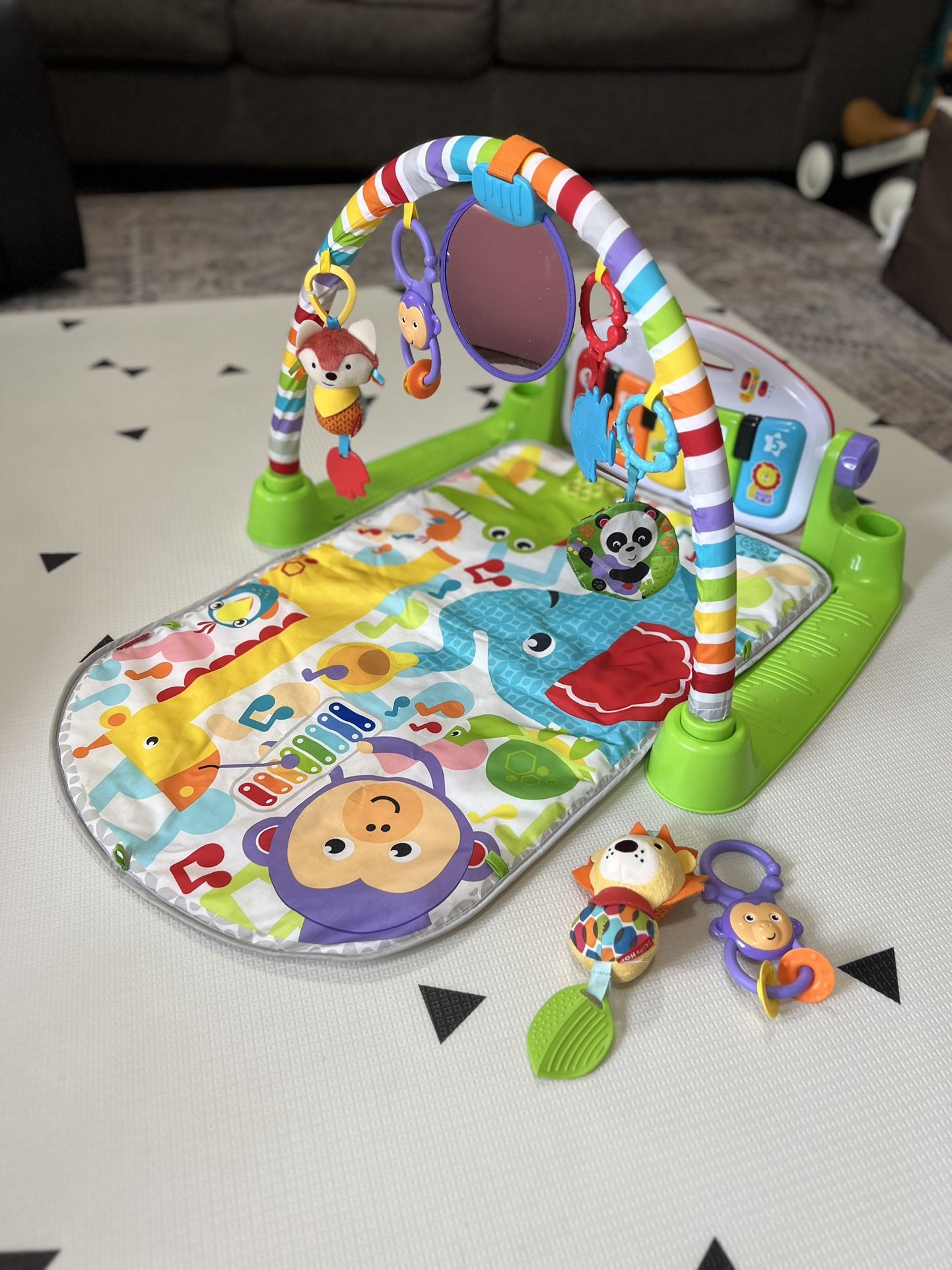 Fisher-Price Baby Gift Set Deluxe Kick & Play Piano Gym, Playmat & Musical Toy with Smart Stages Learning Content 