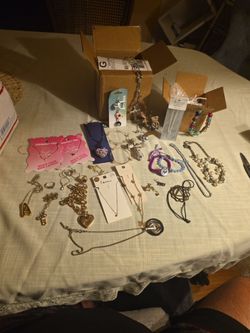 BEAUTIFUL COSTUME JEWELRY  Lot