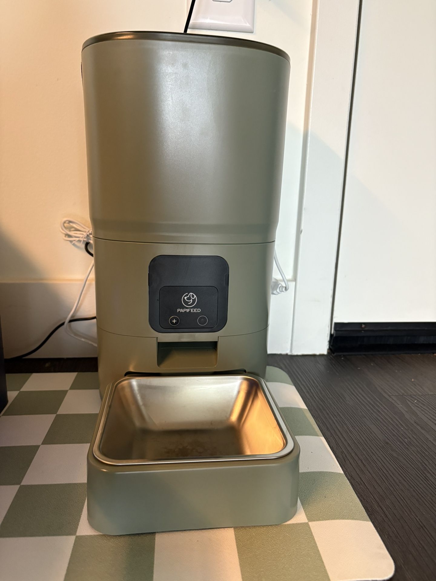 Brand new pet feeder