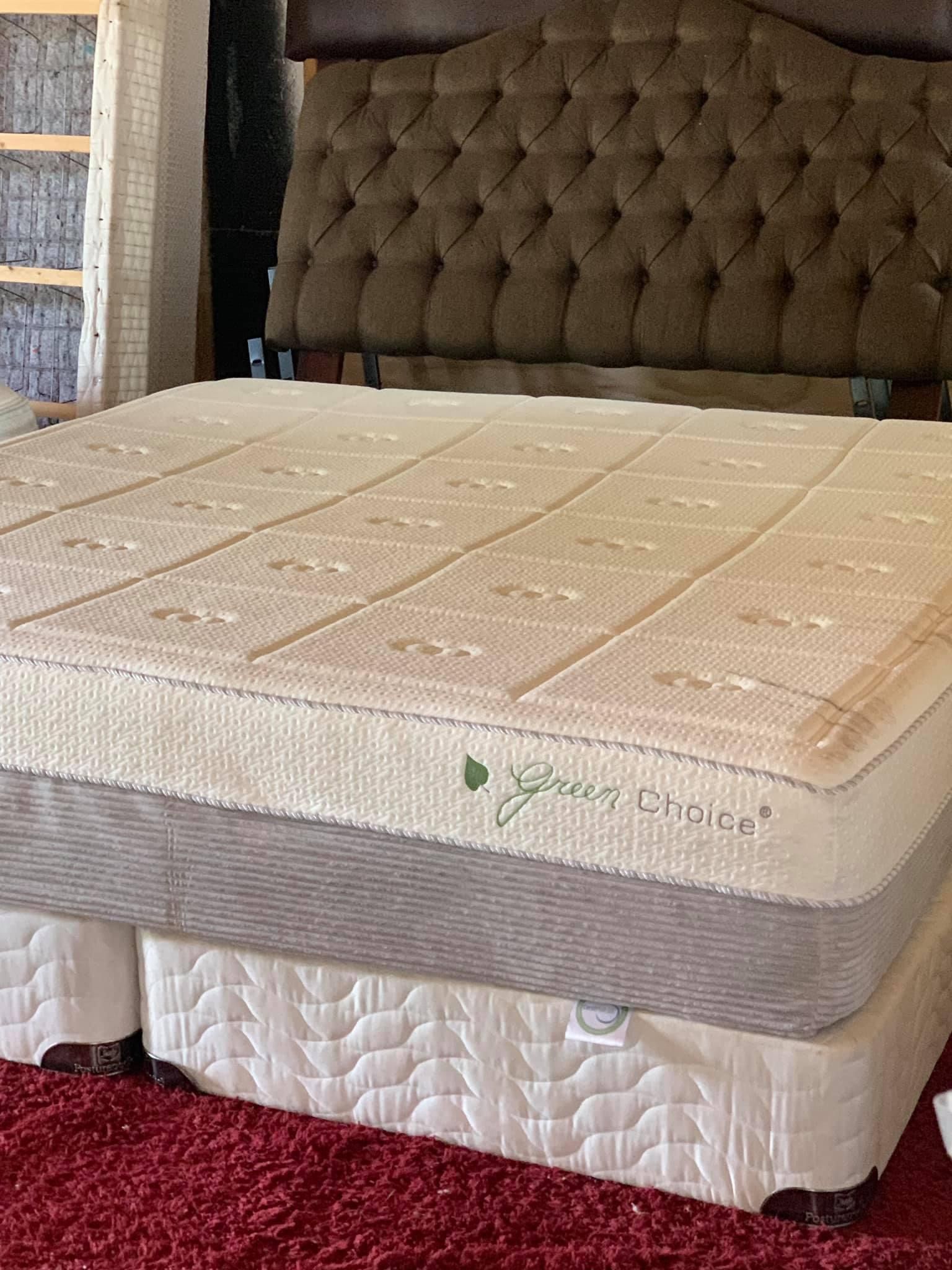 USED KING SIZE MEMORY FOAM COOL GEL MATTRESS WITH BOX SPRING DELIVERY AVAILABLE