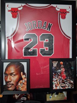 MICHAEL JORDAN HALL OF FAMER,  WITH THE CHICAGO BULLS STITCHED, BRANDED AND AUTHENTIC FRAMED JERSEY.