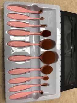 Makeup brushes