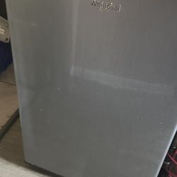 Whirlpool Stainless Steel Fridge And Freezer 