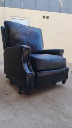 Potterybarn. Bk leather  recliner