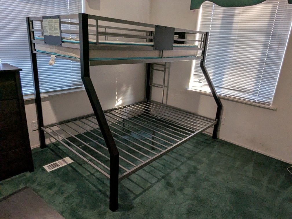 Signature Design by Ashley Dinsmore B106-56 Twin over Full Bunk Bed. 