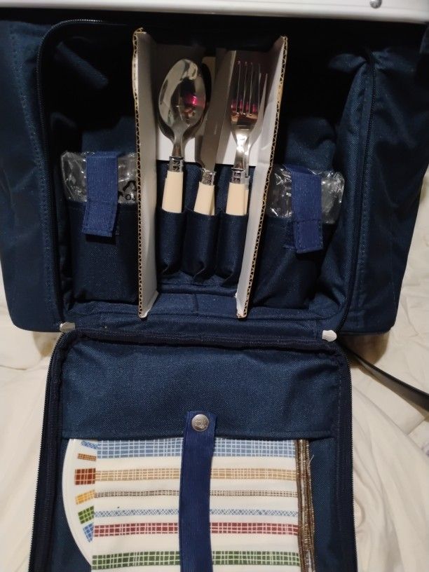 Von Maur Picnic Basket Brand New 30$