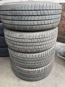 Vendo 275/55/R20 las 4 llantas Michelin por $180