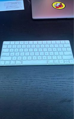Apple Magic Keyboard Lightning Port