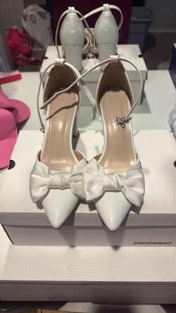 Women’s size 8 white bow heels