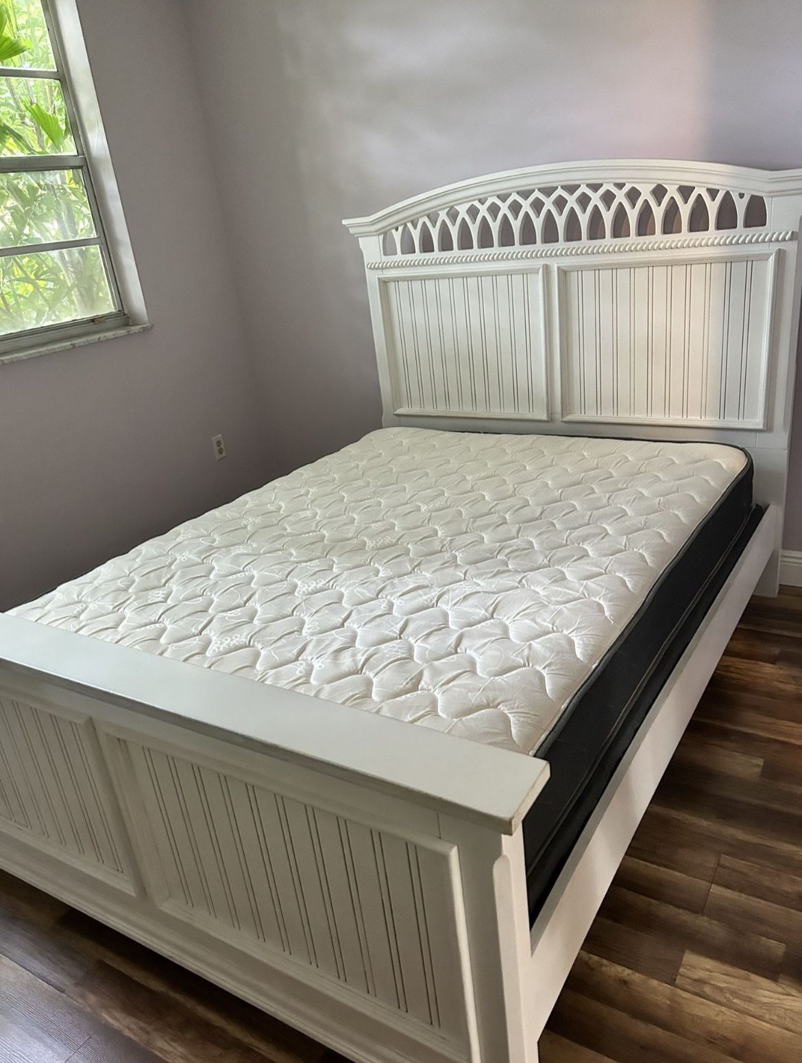 BEAUTIFUL REAL WOOD QUEEN BED FRAME AND MATTRESS 