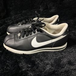 Mens 7.5 leather Nike Cortez shoes
