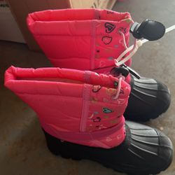 Design: Insulated snow boots with waterproof upper 