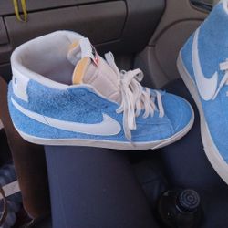 Nike Blazer Mid '77 Premium in the 'University Blue' colorway. 