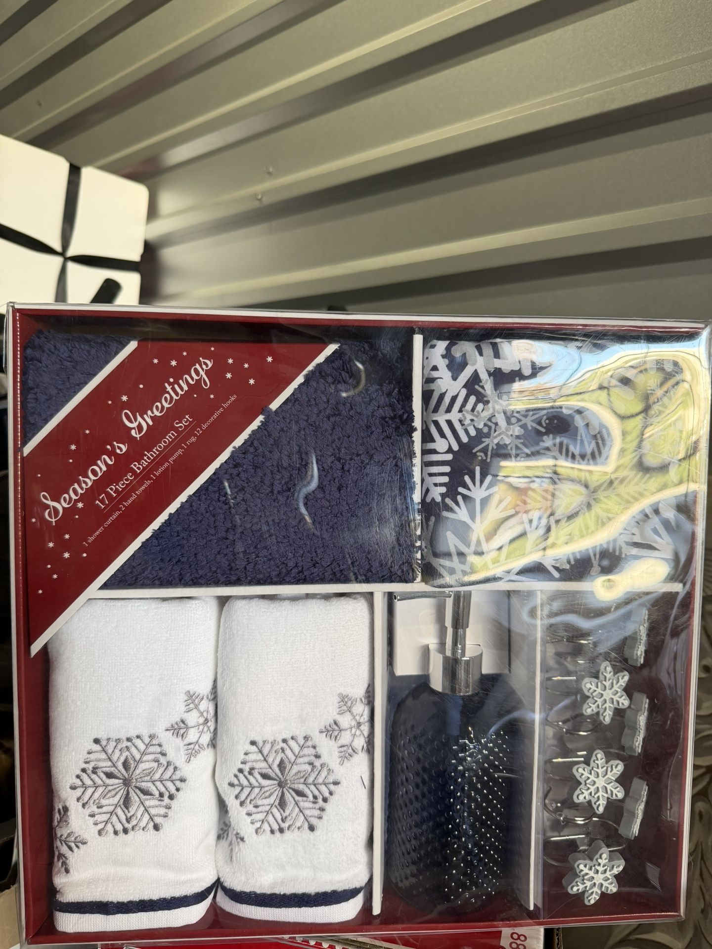 Brandnew 17 -Piece Christmas Bathroom set -unopened