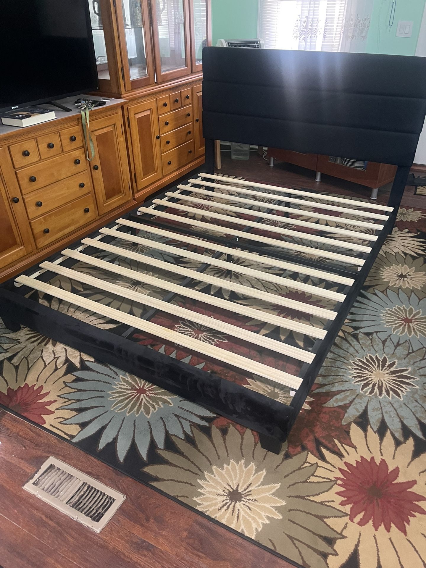Black Queen size bed (Suede)