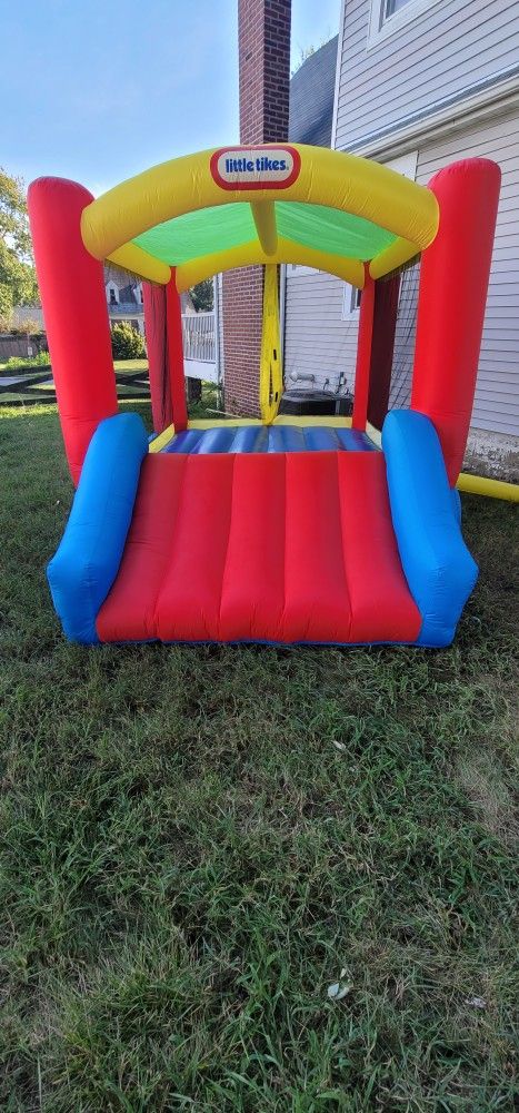 Little Tikes Bouncey House Moonbounce With Slide Used 3 Times