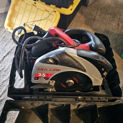 Skilsaw circular saw w/laser cutline in case
