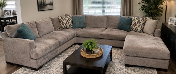 Sectional Sofa – Large Comfortable – Great Condition