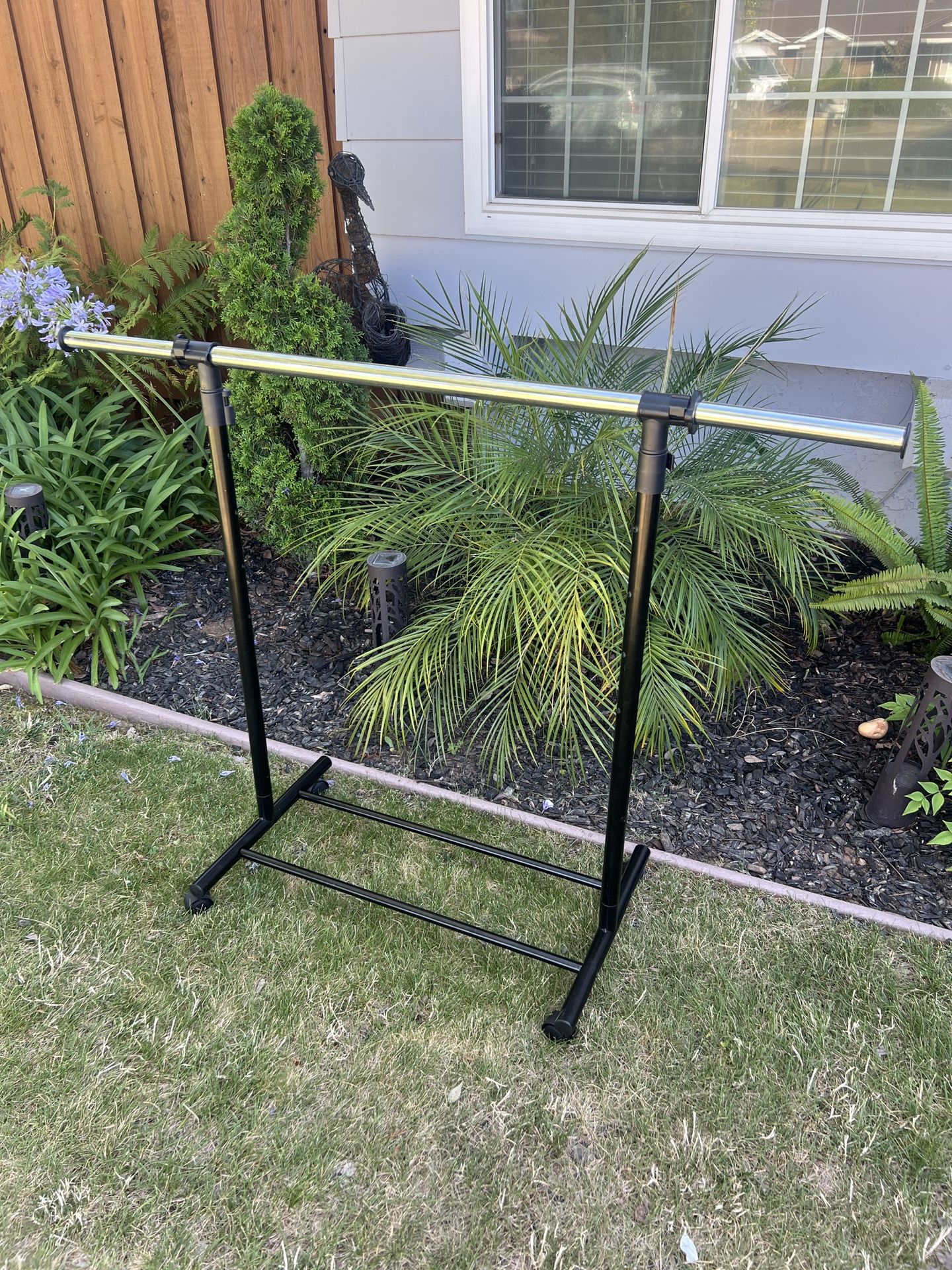 Adjustable Single Rod Garment Rack