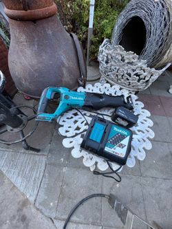 Makita  reciprocating saw 18 v. With battery and