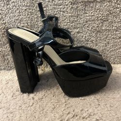 Women’s high Heels In Black With Ankle Straps Size 6