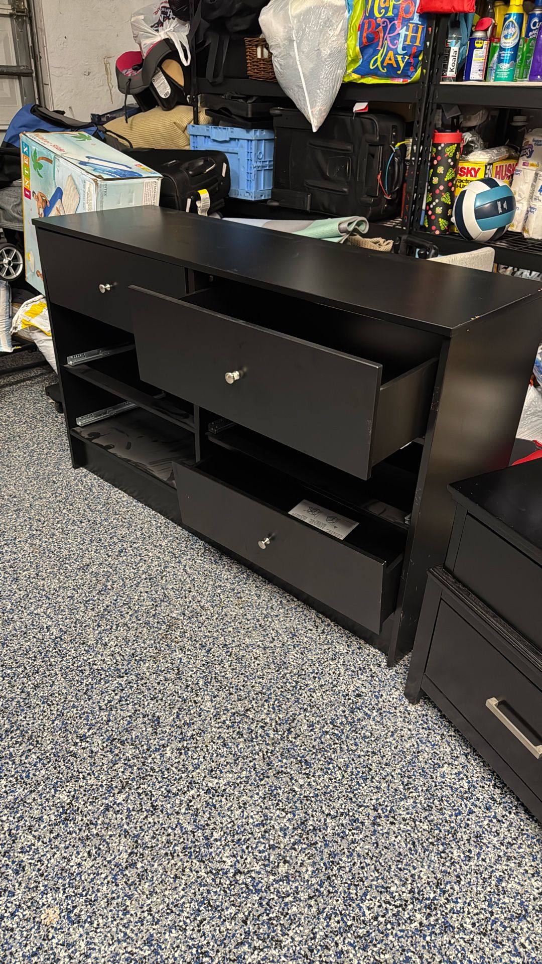 Back Dresser With Two Night Stands 