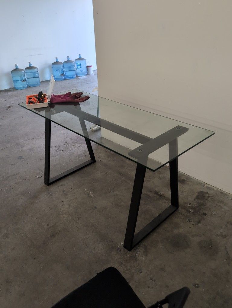 Free- Modern Glass Fesk
