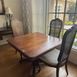 Antique Wood Dining Table with 4 Matching Cane-Back Chairs – Vintage Elegance