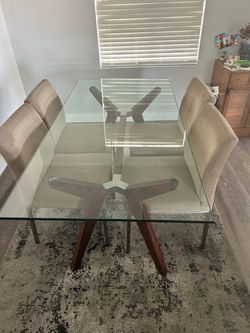 Dining table and 4 Chairs