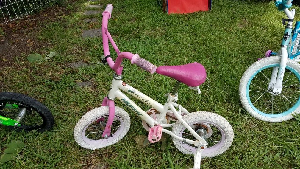 Little Girls Huffy Bicycle with Training Wheels - Pink and White