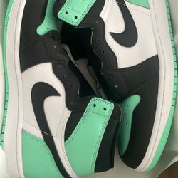 Jordan 1 “Green Glow” Size 9.5