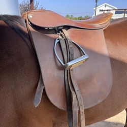 Flat Seat English Saddle. Stirrups Included