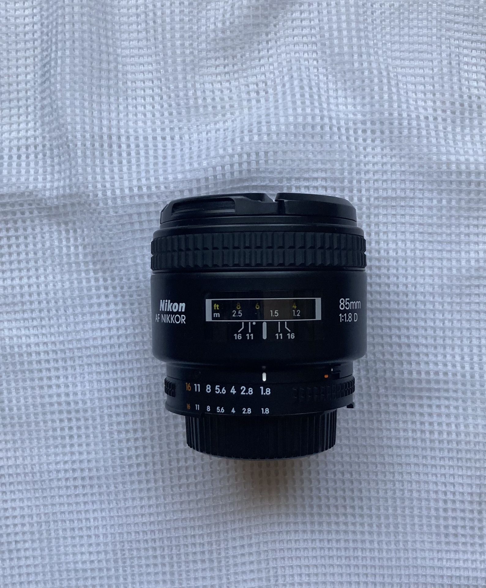Nikon Nikkor AF 85mm f/1.8D lens