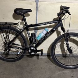 BEAUTIFUL TREK MOUNTAIN BIKE WITH A LOT ACCESORIES EVERYTHING WORKS READY TO RIDE