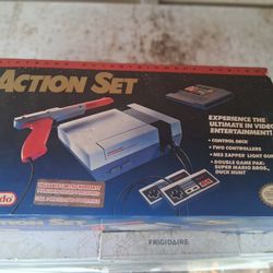 Vintage Nintendo NES Action Set CIB –1985 Original Box & Styrofoam – Tested
Price: $300 
