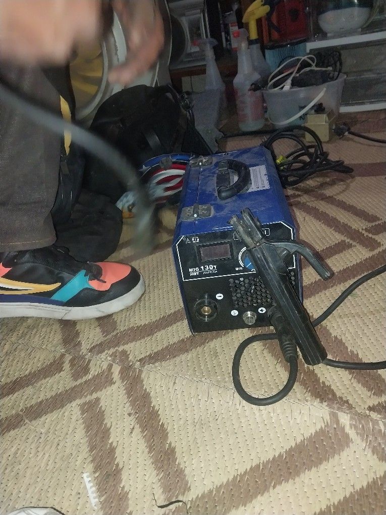 Roland MIG 130T ŴELDER AND HELMET. WORKS GREAT.