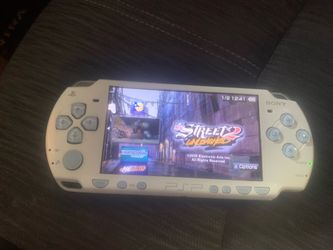 GREY PSP WITH 5,000 GAMES  ( no sound ) no sound only with headphones