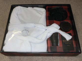 NEW UNOPENED Bourbon scented soap, scrub, body wash, loofa, robe present bundle
