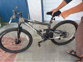 Beautiful Giant Anthem full-suspension mountain bike in excellent condition.