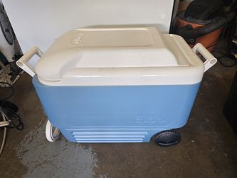 Igloo MaxCold 40 roller cooler