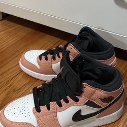 Women’s Nikes Size 6.5