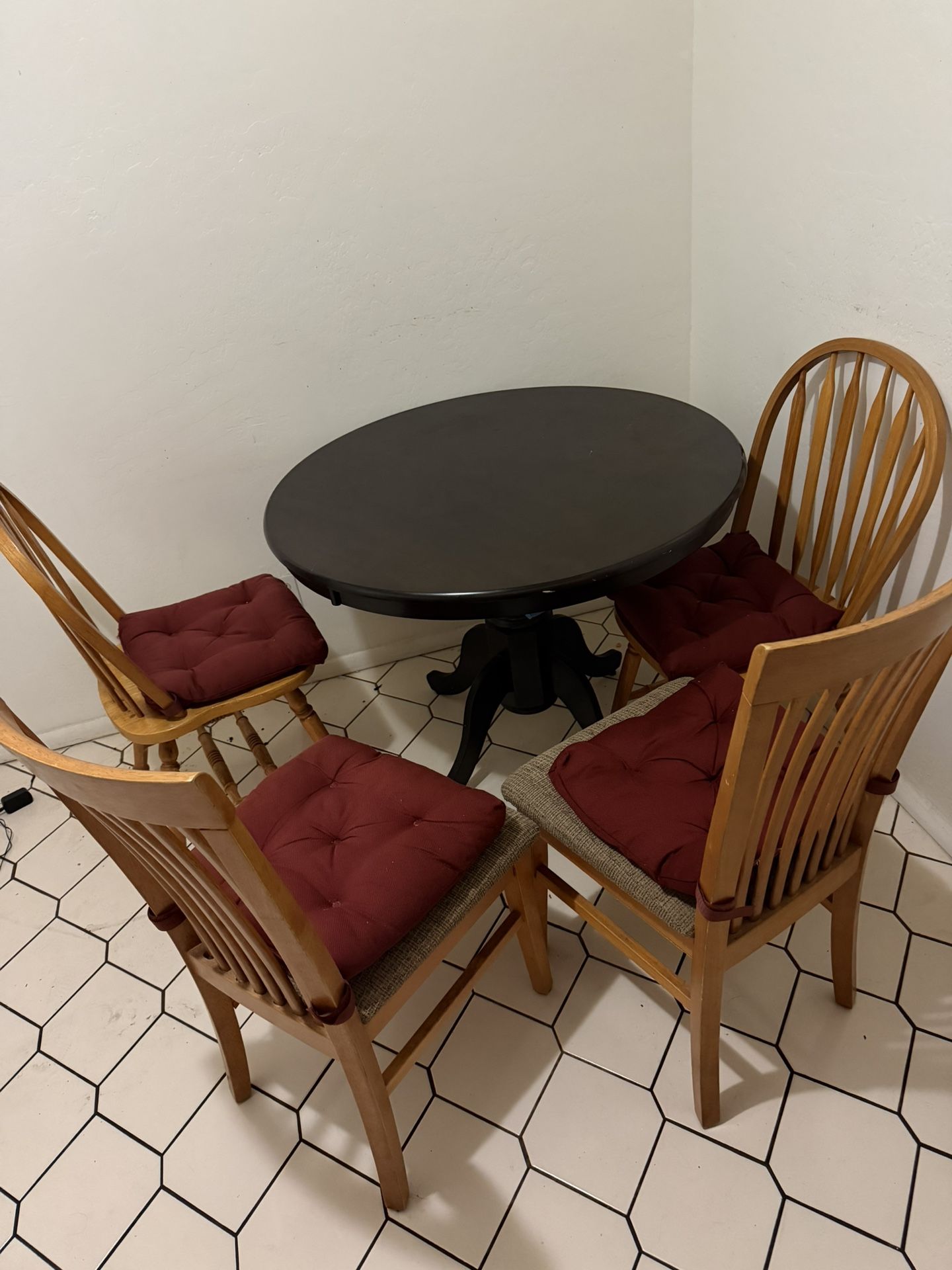 Dinning Table With 4 Chairs